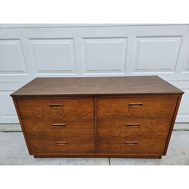 Mid-Century Modern Lane Furniture Walnut and Laminate Six Drawer Dresser For Sale - Image 3 of 11