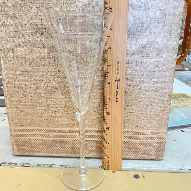 Modern set of 4 champagne flutes clear with an etched ring on each bowl. Very elegant.