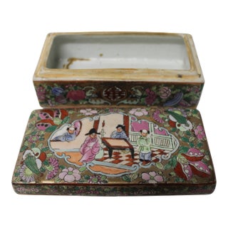 17th Century Chinese Porcelain Covered Box With Figural Decoration For Sale