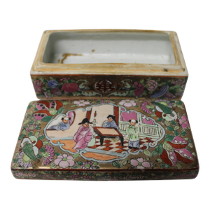 17th Century Chinese Porcelain Covered Box With Figural Decoration