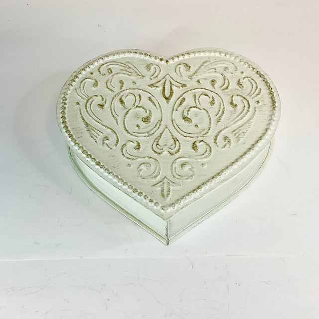 1980s Vintage Boho Chic Italian Tole Valentine Heart Hinged Box in Antique White For Sale - Image 5 of 8