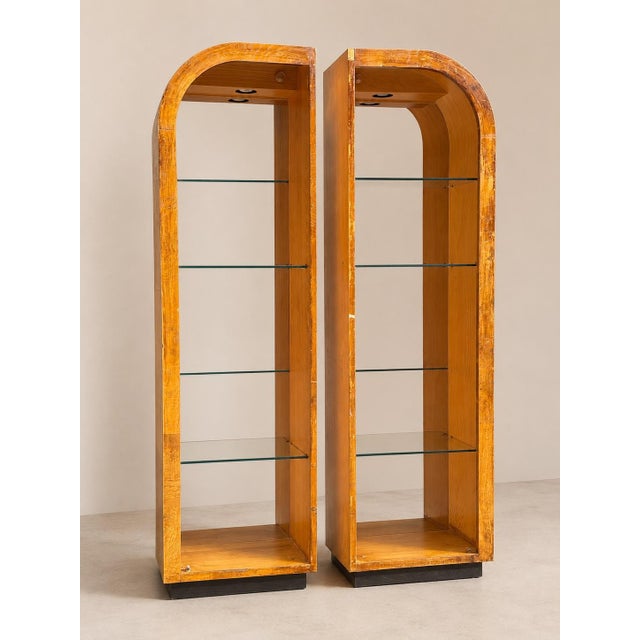 Rare pair of Henredon “Scene Two” arched display cabinets in olive burl wood, circa 1980s. Sculptural waterfall-form...
