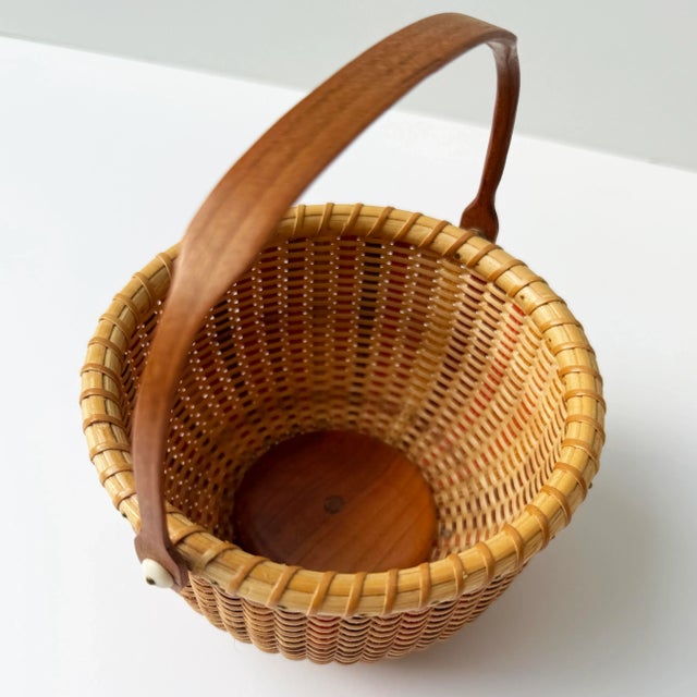 Vintage Signed Nantucket Lightship Basket – Handcrafted With Bone Handle & Geometric Pattern For Sale - Image 4 of 7