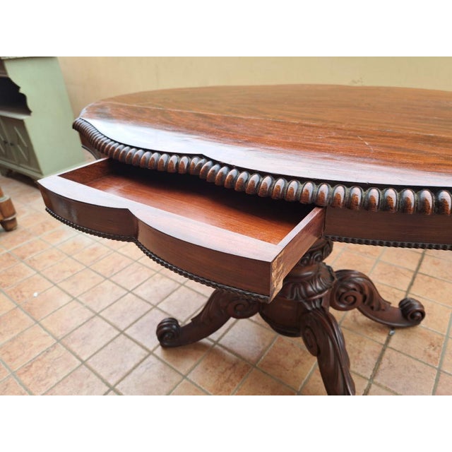 Victorian (1837 - 1901) English Victorian coffee table in solid mahogany – late 19th century Elegant English living room...