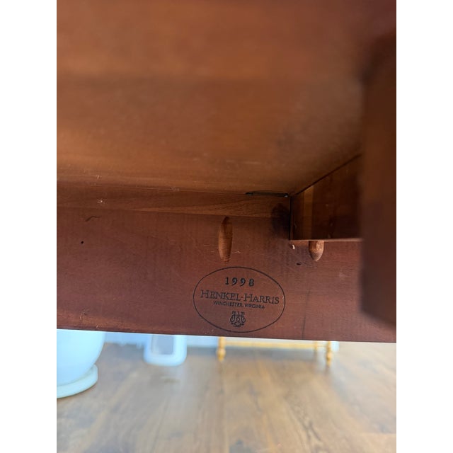 English 1990s Henkel-Harris Wild Black Cherry Double Drop-Leaf Dining Table With Three Leaves & Original Storage Carton, Style No. 2238 For Sale - Image 3 of 13