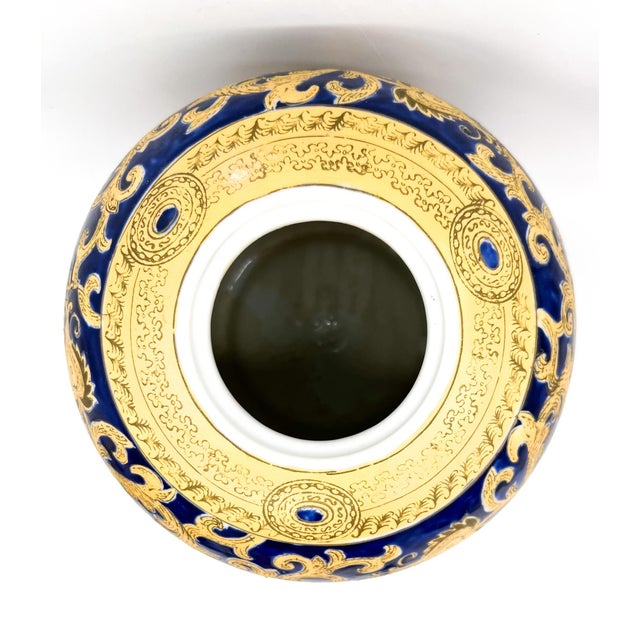 Fitz and Floyd Large Cobalt Blue and Gilt Lidded Ginger Jar, Chinese Porcelain, Late 20th Century - Chinoiserie, Hollywood Regency, Classic Elegance For Sale - Image 4 of 12
