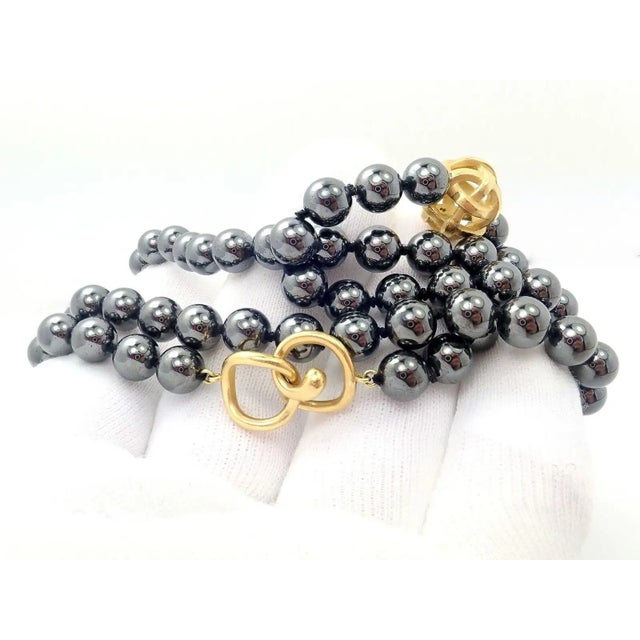 1980s 1980s Angela Cummings Hematite Bead Yellow Gold Necklace For Sale - Image 5 of 9