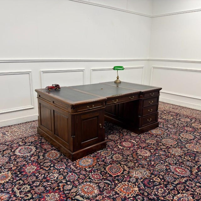 Large Classic English Chesterfield Partner Desk, in Very Good conditions. Designed 1890 to 1919