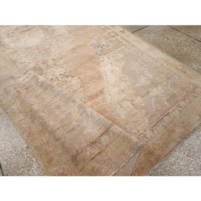Galerie Shabab Collection Mid-20th Century Turkish Anatolian Accent Rug For Sale - Image 9 of 10