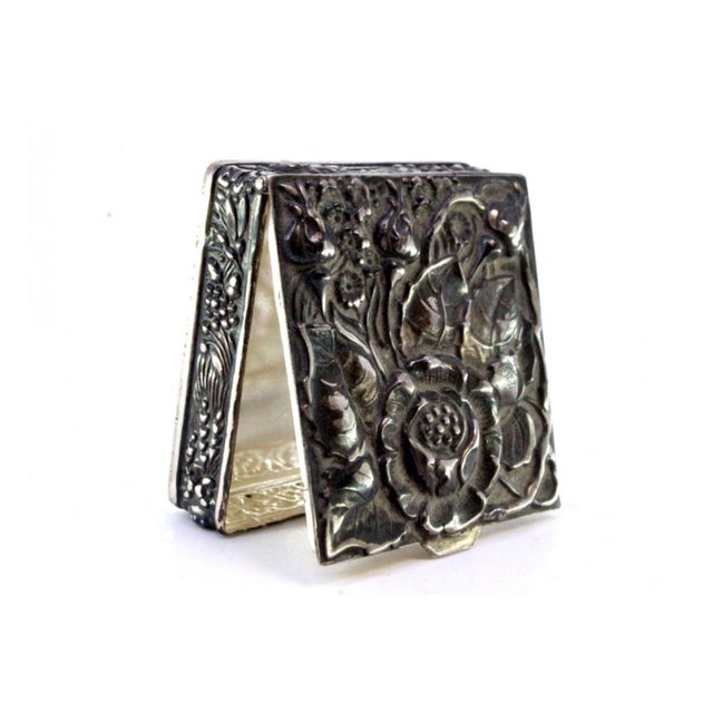 Art Nouveau Silver Pill Box with Flowers on the Lid, in Good conditions. Designed 1980 to 1989