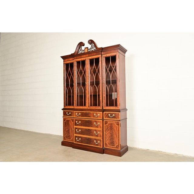English Councill Craftsmen Georgian Banded Flame Mahogany Lighted Breakfront Bookcase Cabinet For Sale - Image 3 of 17
