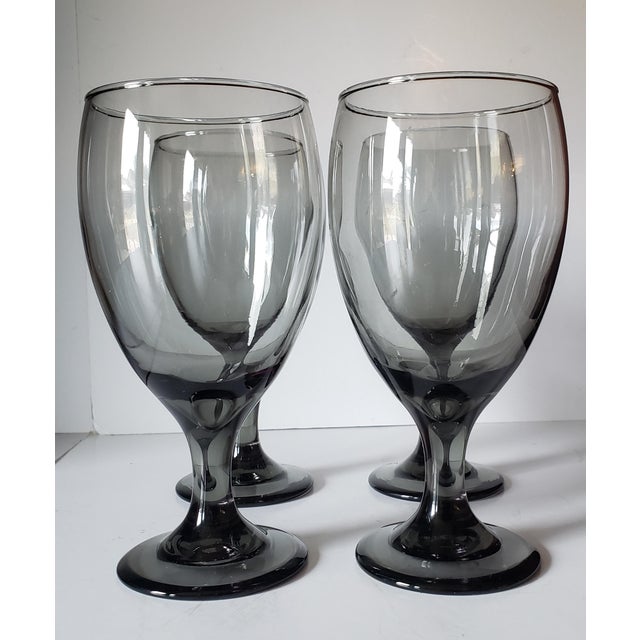 Add timeless elegance to your table with this large set of 4, 16-ounce smoke-colored lead-free and dishwasher-safe Libbey...