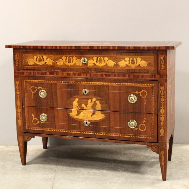Louis XVI chest of drawers with three drawers, walnut veneer, inlaid with piping Early 19th century Origin: Italy -...
