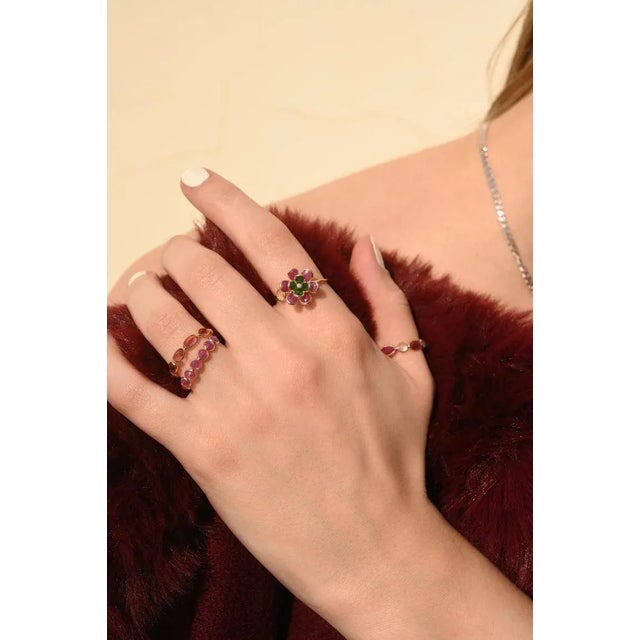 Art Deco 2.52ct Ruby Emerald Art Deco Flower Ring Size 7 in 18k Yellow Gold For Sale - Image 3 of 16