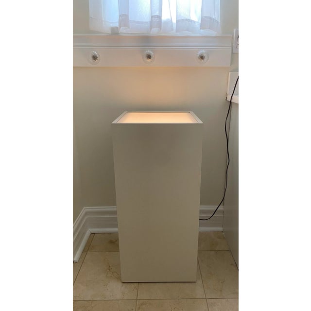 1980s 1980s Illuminated Postmodern White Pedestal For Sale - Image 5 of 9