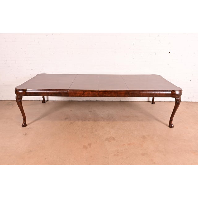 A gorgeous antique Queen Anne or Georgian style extension dining table In the manner of Baker Furniture USA, Circa 1860s...