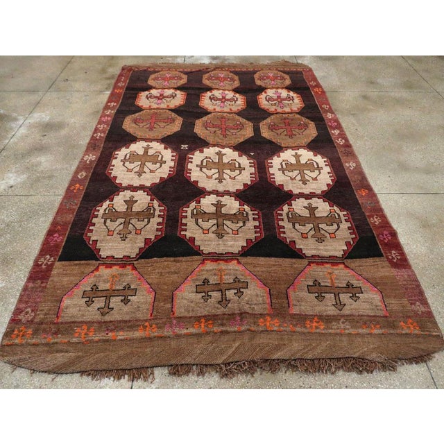 Galerie Shabab Collection Tribal Mid-20th Century Handmade Turkish Anatolian Room Size Carpet For Sale - Image 4 of 9