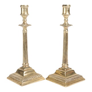 Pair of George Grove (Attributed) English Georgian Cast Brass Fluted Shaft Candlesticks, 1790-1800 For Sale