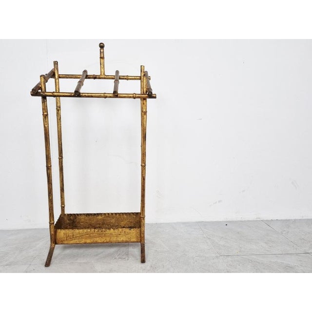 Vintage gilt metal faux bamboo umbrella stand, chinoiserie style. Good condition, nice patina. 1960s - Spain Dimensions:...