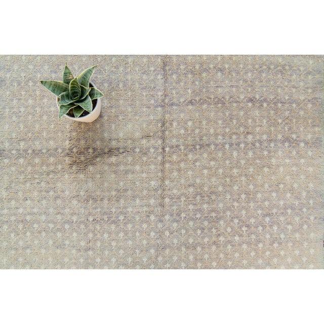 Transitional 1950s Neutral Wool Pile Hand-Knotted Rug - 4’7” X 7’4” For Sale - Image 3 of 11