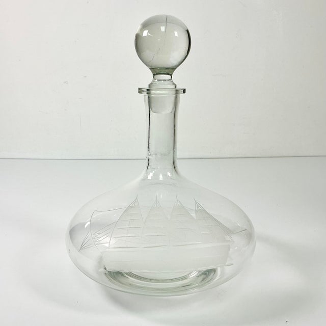 1970s Vintage Nautical Coastal Hollywood Regency Etched Four Mast Ship Crystal Decanter. For Sale - Image 4 of 9