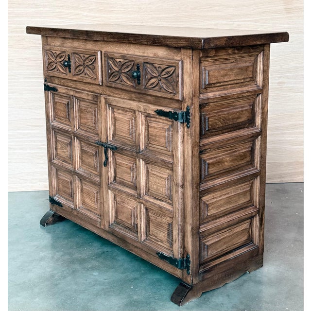 20th Century Catalán Spanish Dresser Carved in Walnut, 1920s For Sale - Image 4 of 18