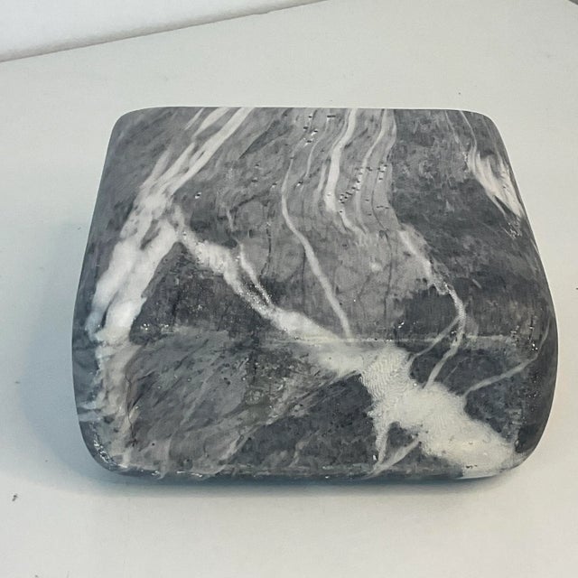 1980s Vintage Postmodern Contemporary Faux Carrara Marble Ceramic Planter For Sale - Image 6 of 9