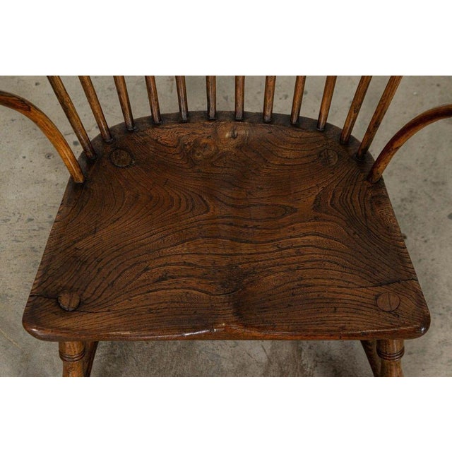 Circa 1780 english george iii elm comb back windsor armchair w64 x d39 x h87 cm