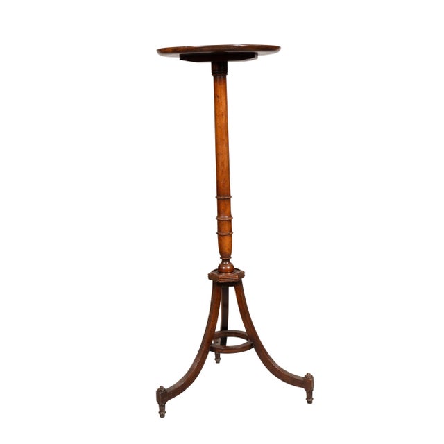 Circular top and turned support. Tripartite legs