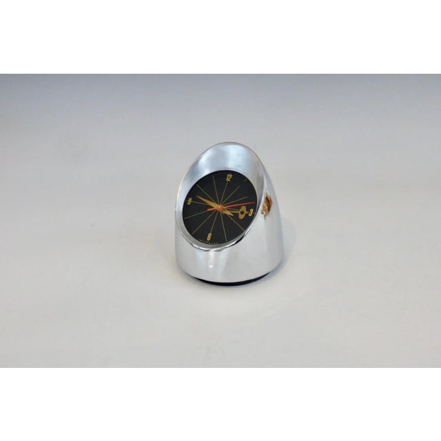 Mid-Century Modern Jefferson 500 Space Age Chrome Rocket Shape Desk Top Clock For Sale - Image 3 of 9