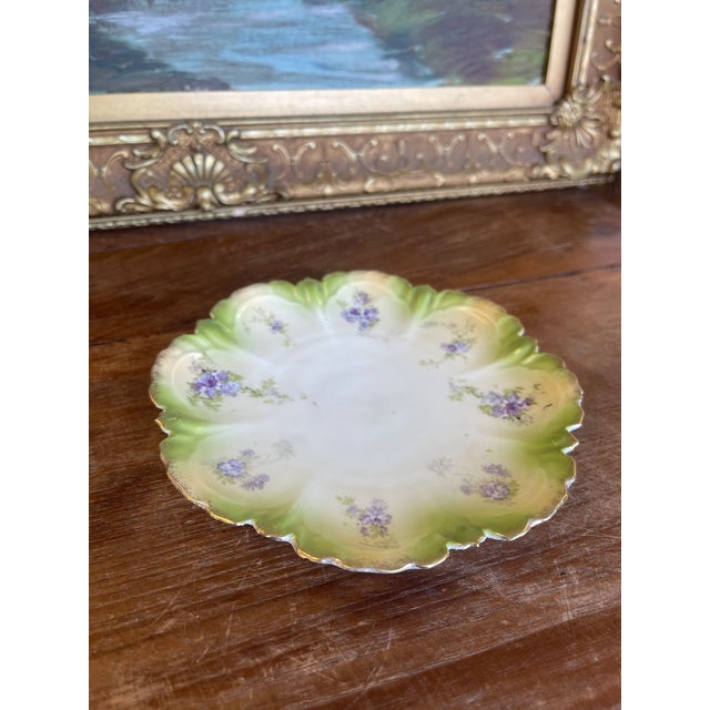 Metal 1970s Hand-Painted Cabinet Plate With Green and Gold Toned Ombre Border and Purple Floral Sprays For Sale - Image 7 of 9