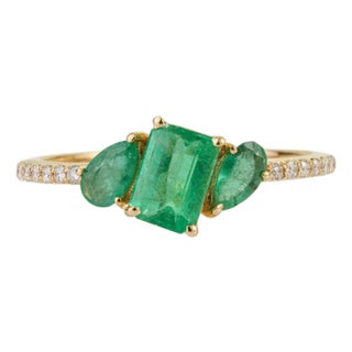 1.43ct Mixed-Cut Emerald & Diamond Three-Stone Ring Size 7 in 14k Yellow Gold For Sale