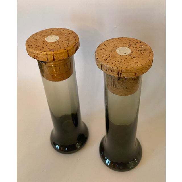 Colony Glass Mid-Century Modern Smoked Glass Salt and Pepper Shaker in Grey Attributed by Colony Glass. Made in Italy- Set of 2 For Sale - Image 4 of 7