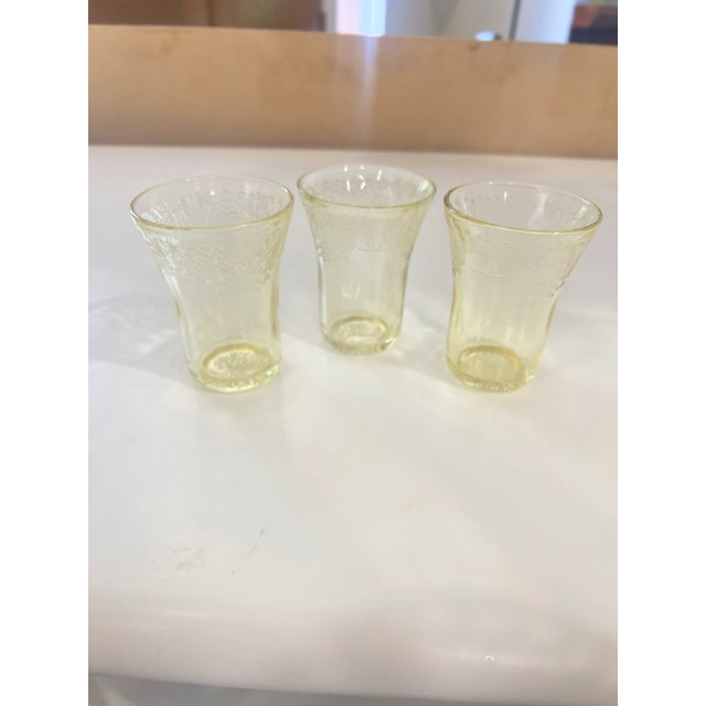 Yellow Set of 3 Florentine No.2 Yellow Flat Juice Glasses by Hazel-Atlas 1930s For Sale - Image 8 of 8