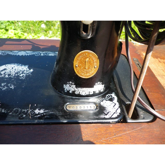 Singer Sewing Machine with Lighting, 1928 For Sale - Image 16 of 18