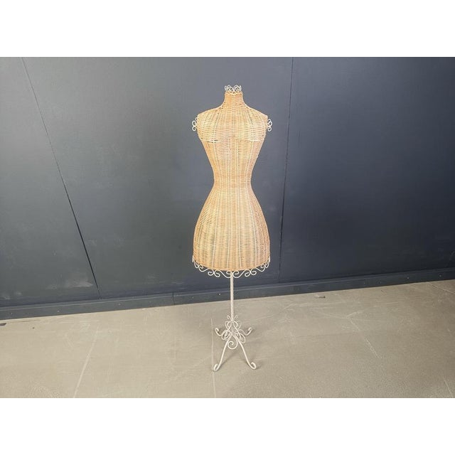Vintage wicker mannequin mouonted on a white wrought iron base. Very elegant decorative piece 1960s - France Good...