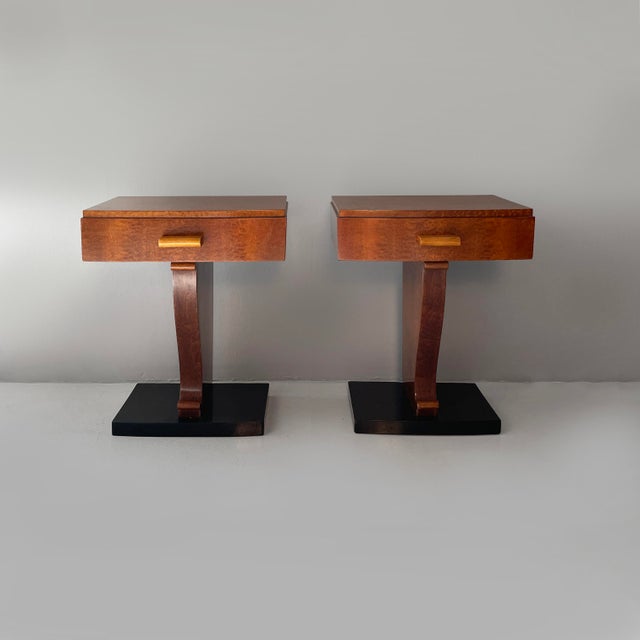Italian Art Deco bedside tables in wood, 1930s Pair of bedside tables in wood. The rectangular top with rounded front...