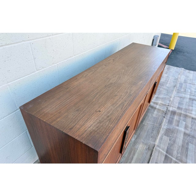 John Keal for Brown Saltman Mid-Century Walnut Credenza / Sideboard, Circa 1970s For Sale In Los Angeles - Image 6 of 18