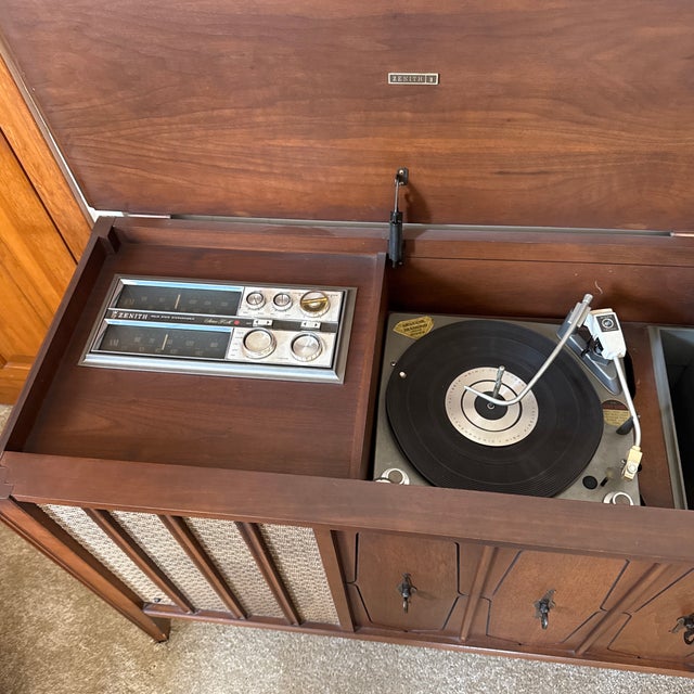Mid Century Console With Built in Turntable and Radio (Zenith) For Sale In New York - Image 6 of 9