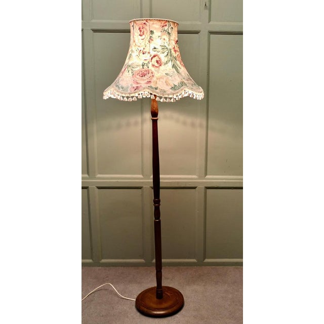 Tall Floor Standing Lamp, Standard Lamp The central column stands on a turned chunky wooden base, the lamp is in good...