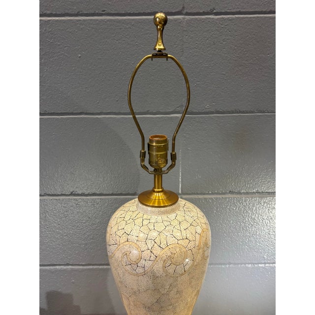 Hollywood Regency Vintage Maitland Smith Crushed Eggshell Table Lamp With Wave Motif For Sale - Image 3 of 7