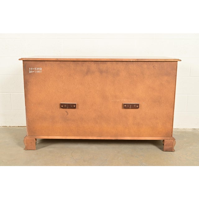 Ethan Allen American Colonial Solid Maple Seven-Drawer Dresser, Circa 1970s For Sale - Image 11 of 12