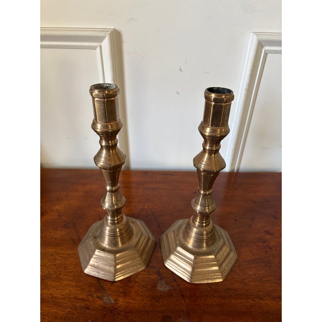 English Pair of English Polished Brass Candlesticks, 19th Century For Sale - Image 3 of 4
