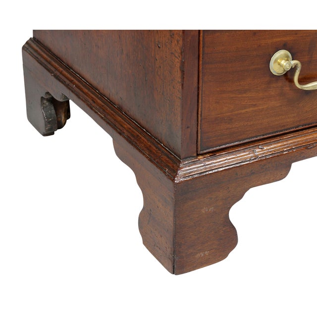 Late 18th Century George III Mahogany Bachelors Chest of Drawers For Sale In Boston - Image 6 of 10