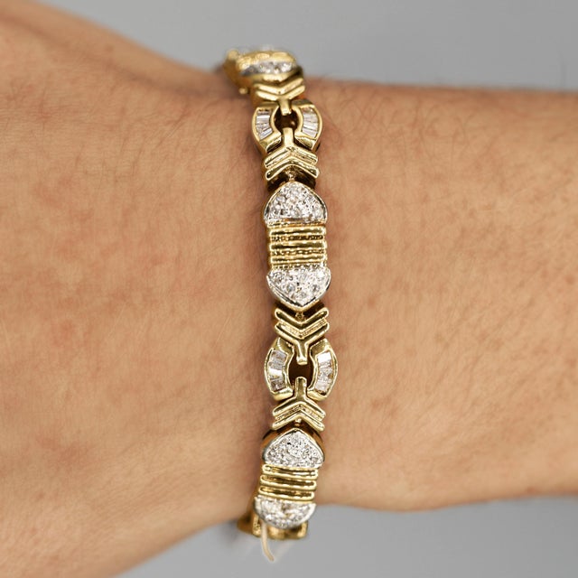 Mid-Century Modern 4.6 Carat Diamond Multi-Shape Link 18k Gold Unisex Bracelet For Sale - Image 3 of 5