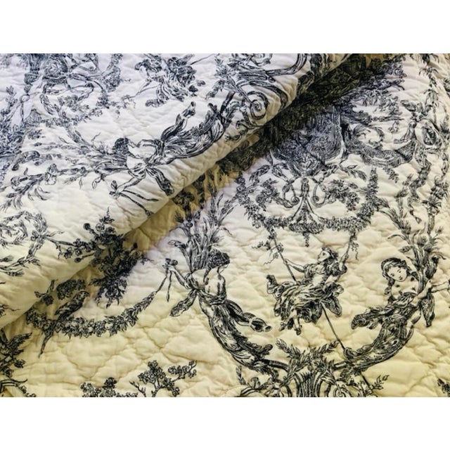 1980s Vintage French Country Toile Quilt, Black and White Cotton Bedspread, Scalloped Edge, Full/Queen For Sale - Image 5 of 18