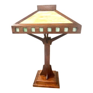 Early 1900s Arts and Crafts-Style Oak and Slag Glass Table Lamp . For Sale