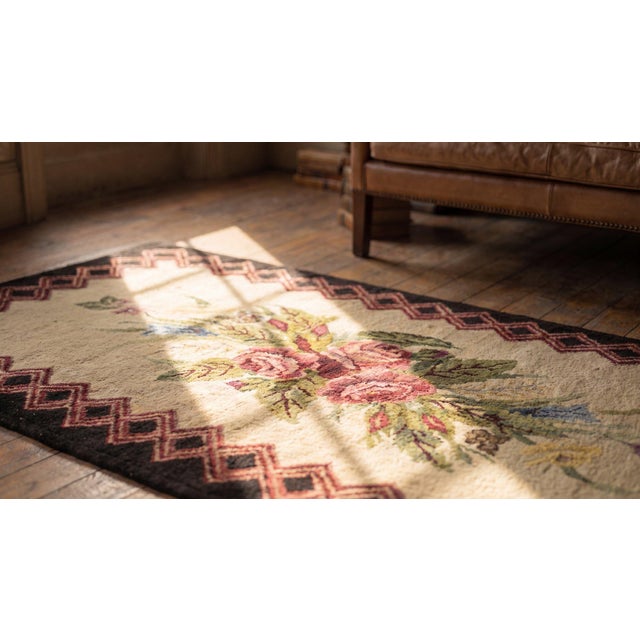 Early 20th Century 1920s Ivory Roses Folk Art Antique American Hooked Rug 2' 6" X 4' 7" Handknotted Wool Carpet For Sale - Image 5 of 7