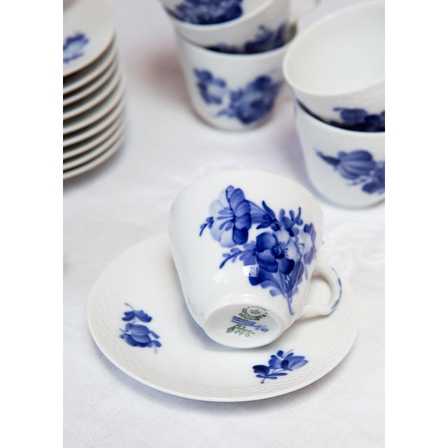 Danish Porcelain Blå Blomst Mocha Cup Set from Royal Copenhagen, 1980s, Set of 20 For Sale - Image 10 of 11