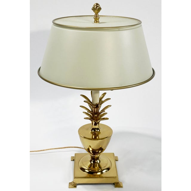 Chinoiserie Vintage Bombay Brass Pineapple Table Lamp W/ Tole Shade For Sale - Image 3 of 11